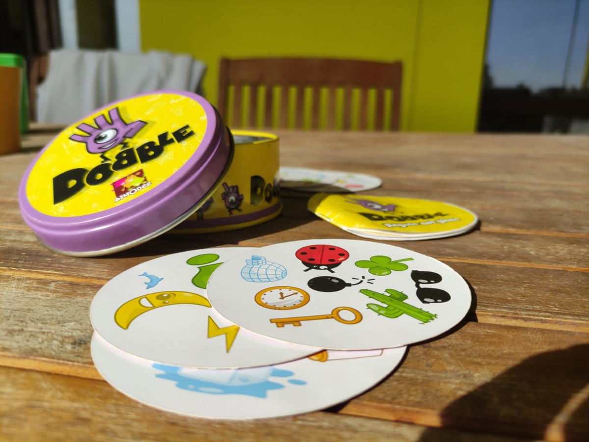 Asmodee Dobble Waterproof - Gioco Di Carte Impermeabile, Versione Spiaggia E Piscina, 30 Carte, 5 Mini-giochi, Età 6+, Lingua Spagnola